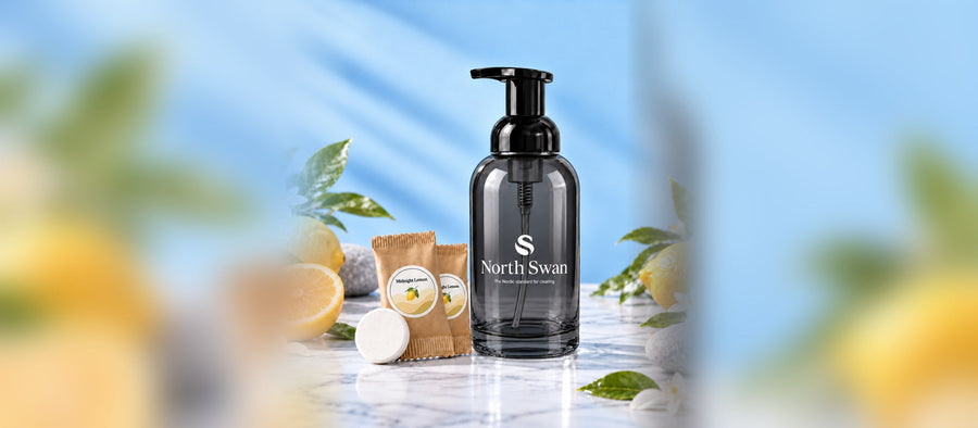 North Swan Swanflaske i Sort med Midnight Lemon refill-tabletter og citroner