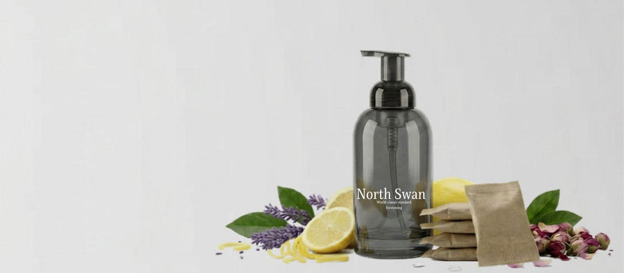 Swanflaske i Sort med citron, lavendel og roser på hvid baggrund