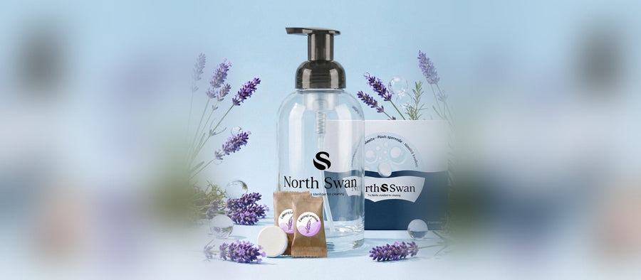 North Swan Starter Kit Lavendel med frisk lavendel omkring glasflasken