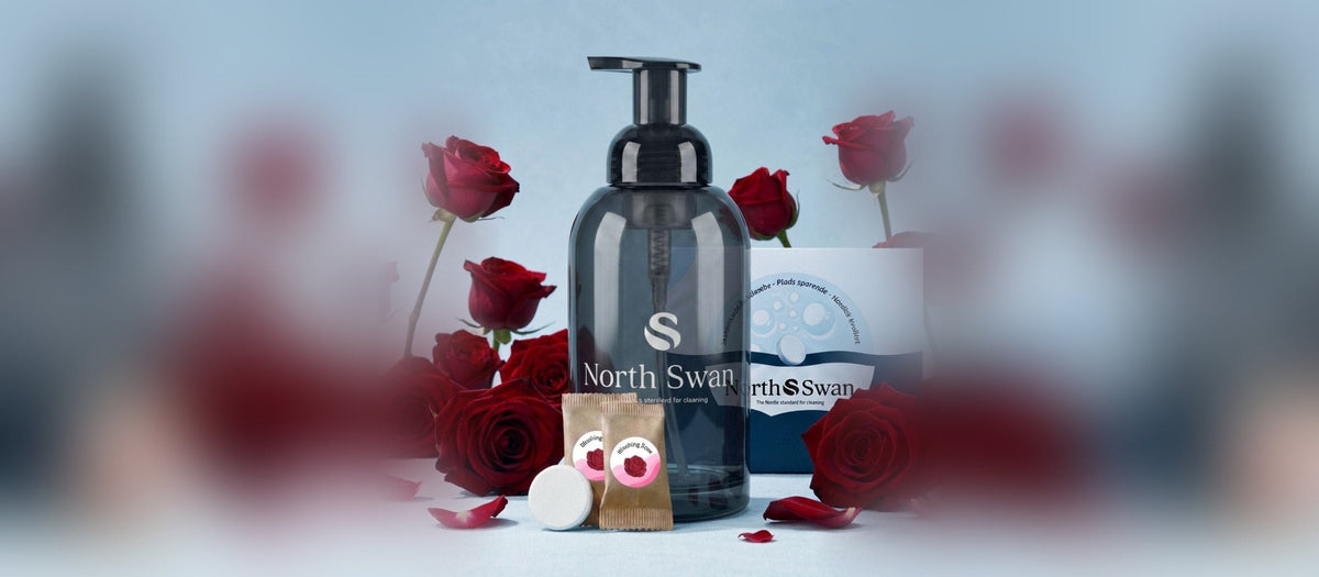North Swan Swanflaske i Sort med Blushing Rose refill-tabletter og røde roser