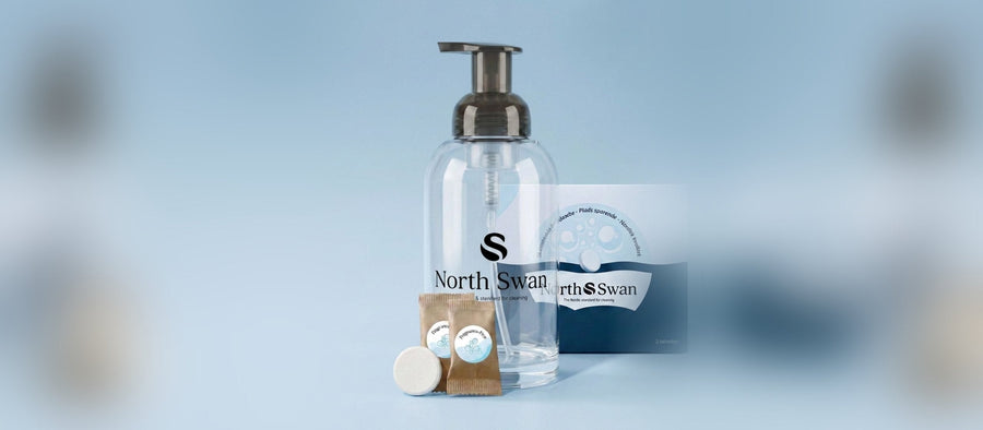 Swanflaske i Transparent med Parfumefri refill-tabletter og æske på lyseblå baggrund