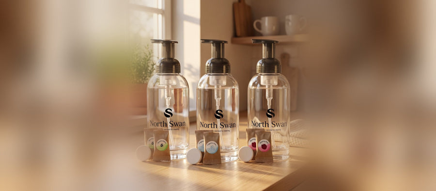 Tre North Swan sæbedispensere i glas med refill-tabletter på et køkkenbord