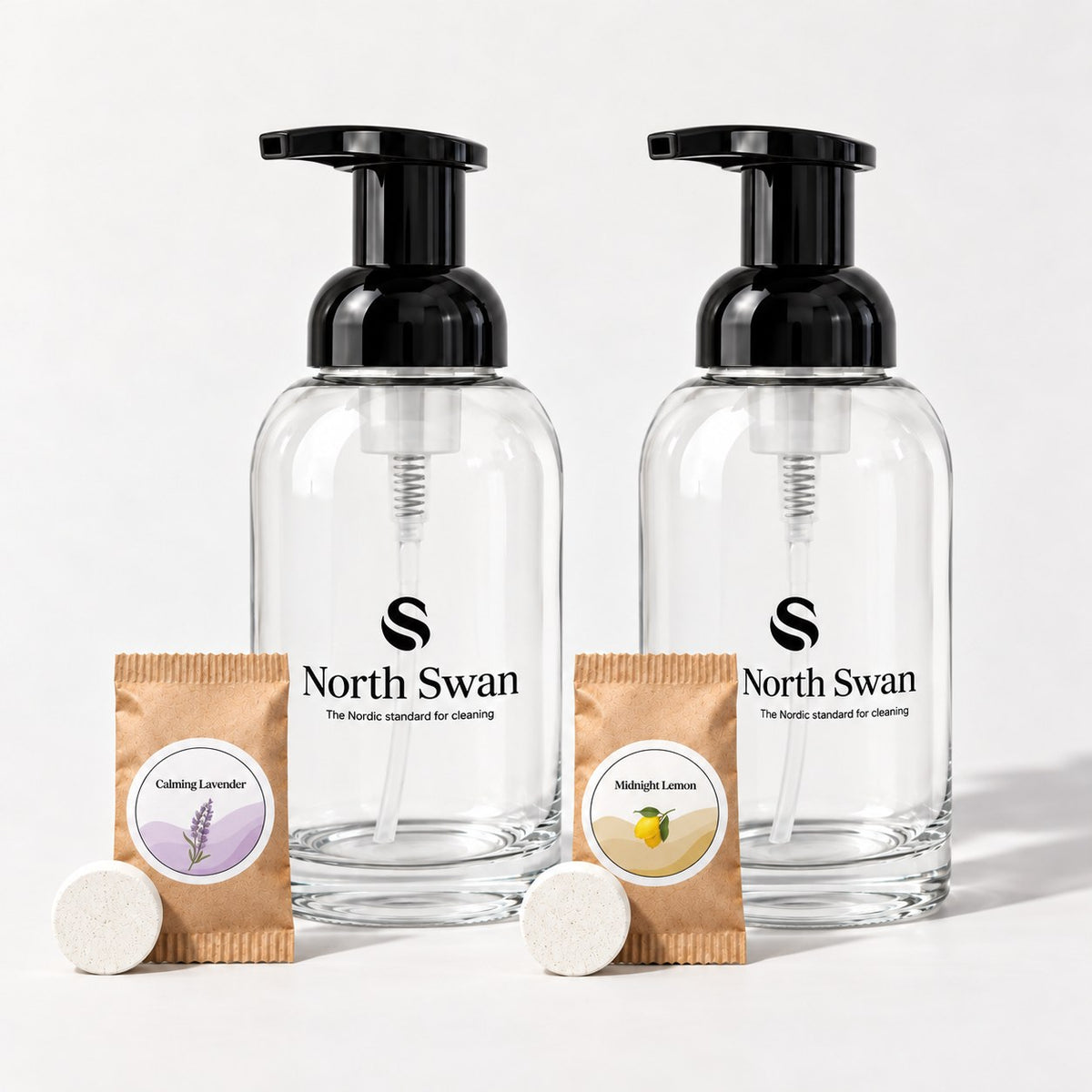 To North Swan glasflasker med refill-breve og sæbetabletter ved siden af